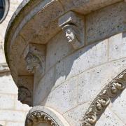 Visages de femme et d'homme. Un animal montre les dents