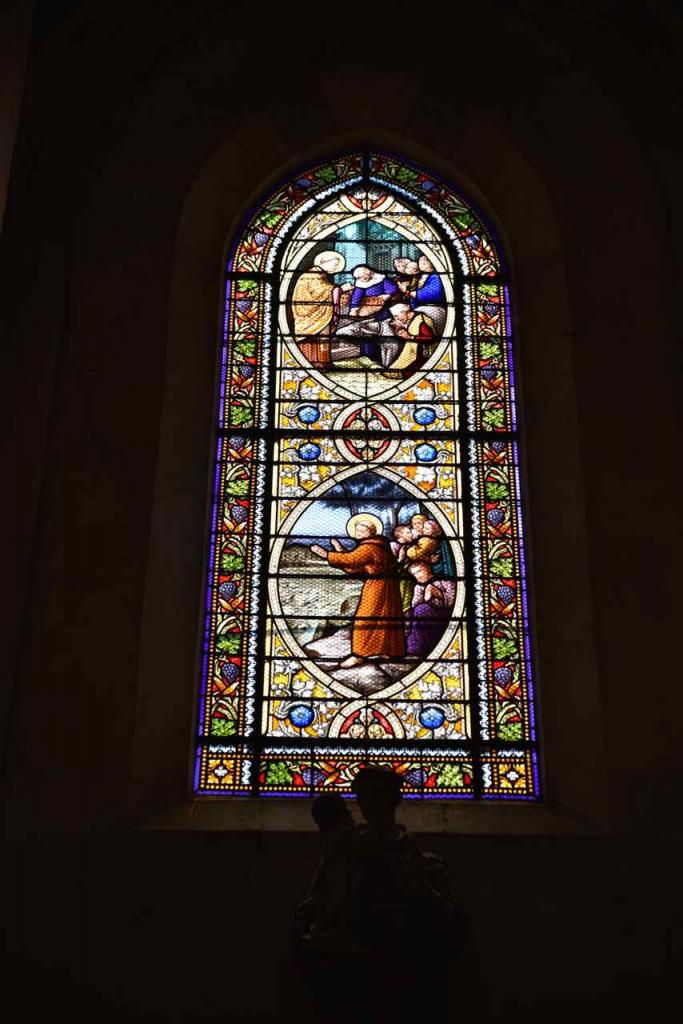 Vitrail de l'autel dédié à St Antoine de Padoue 