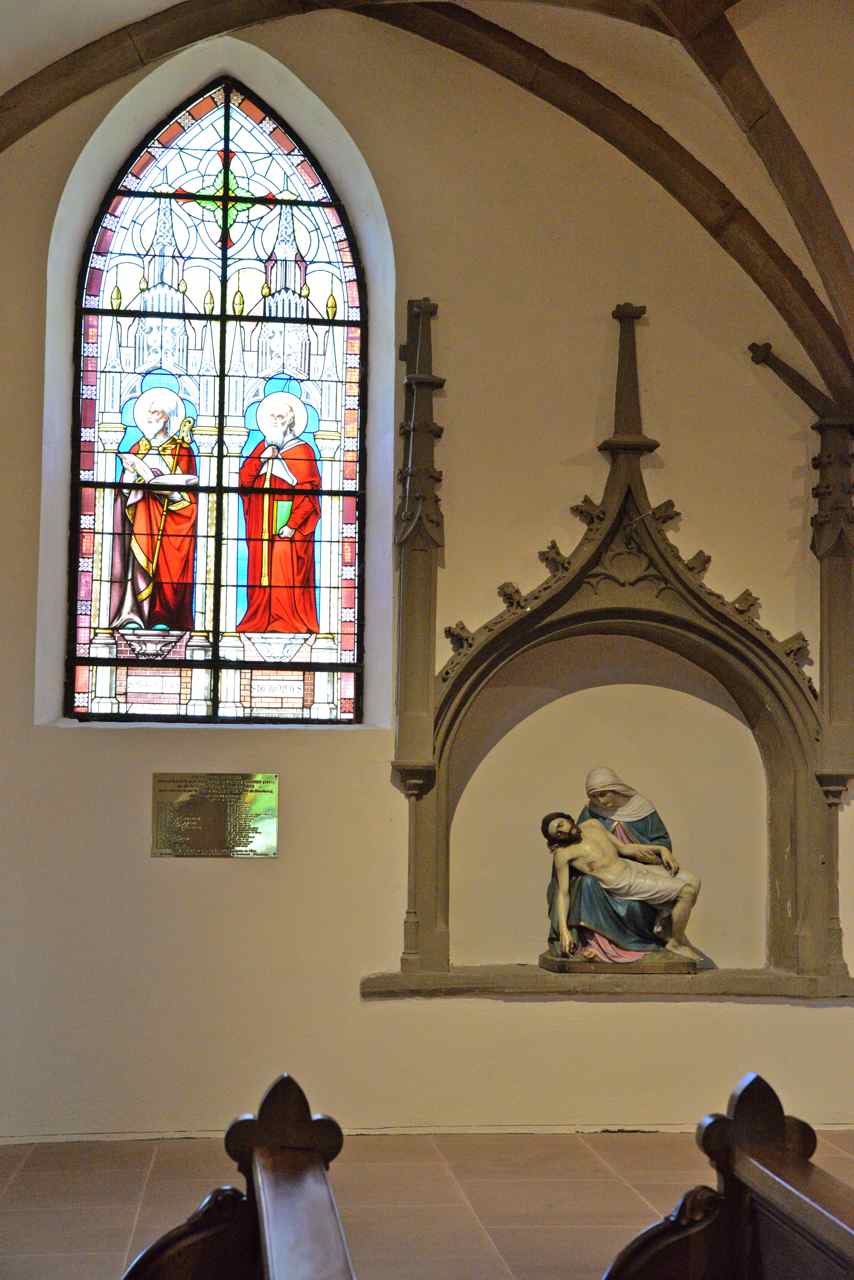 Vitrail de St Augustin et St Jérôme, et la Pieta du bas côté Sud