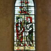 Gros pan du vitrail du transept nord : saints Pierre et Paul