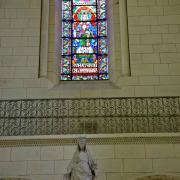Vitrail et sculpture de la chapelle du transept nord