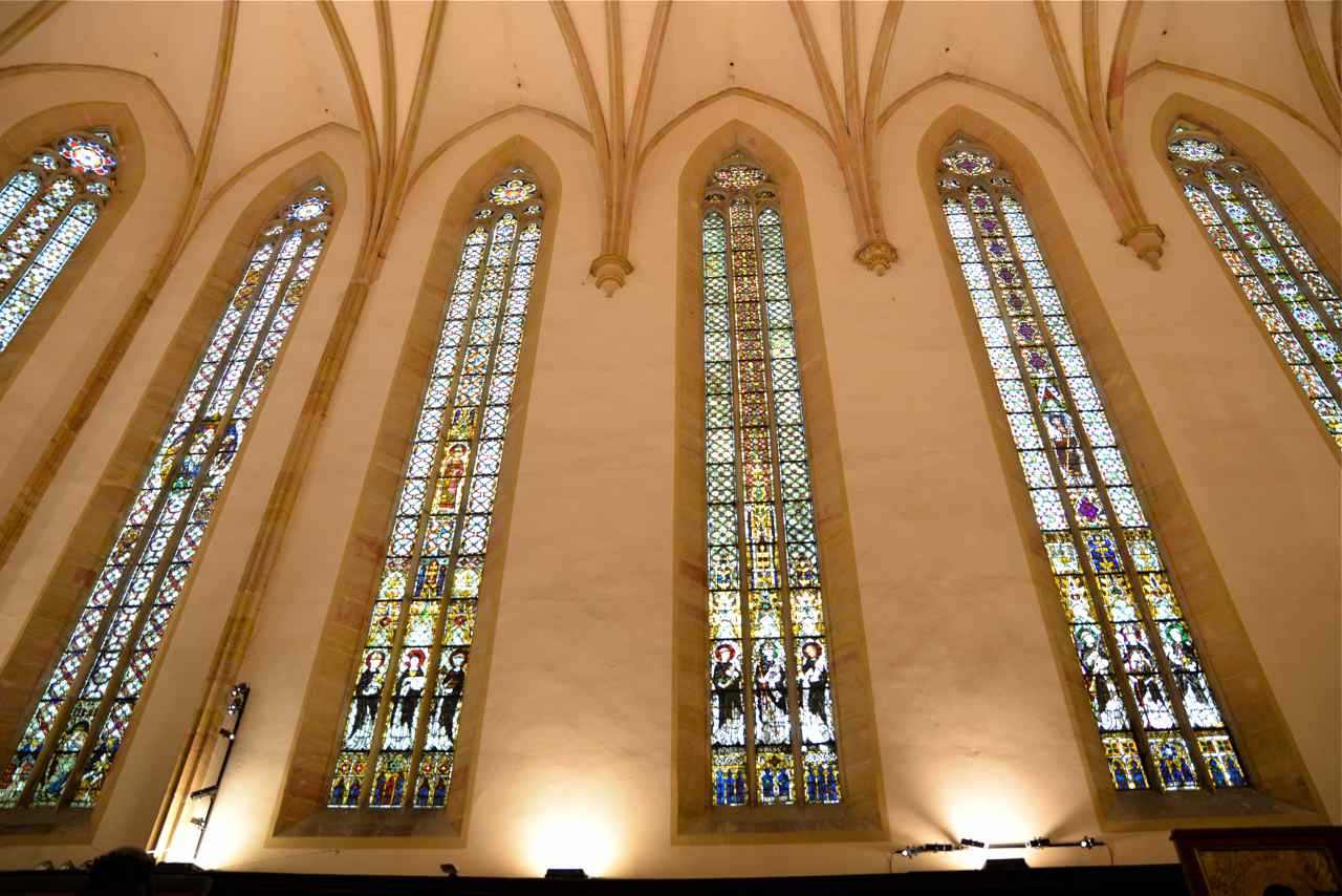 Les vitraux côté sud-est de la nef datent du XIV° siècle