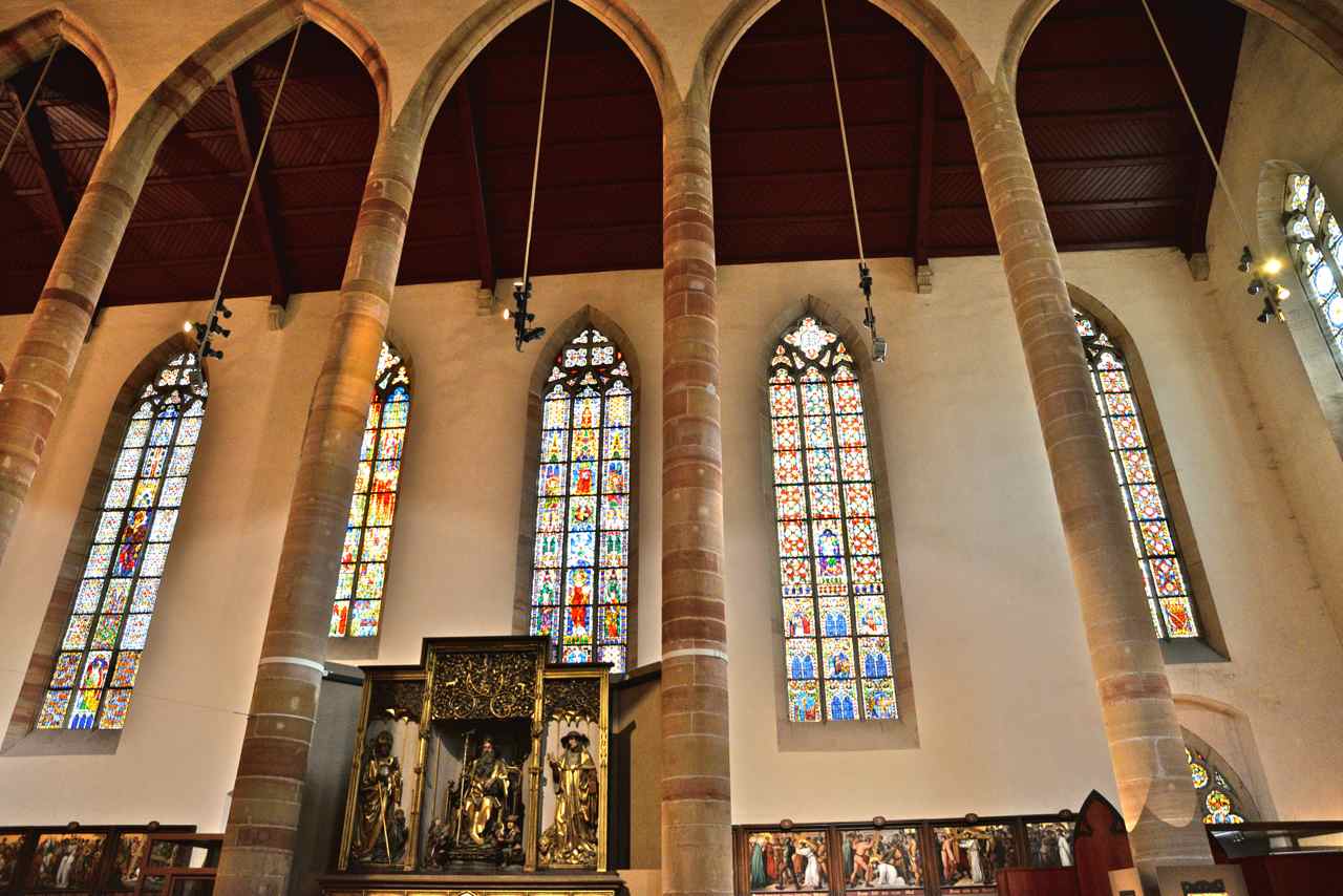 Les vitraux côté sud-ouest de la nef datent du XIV° siècle