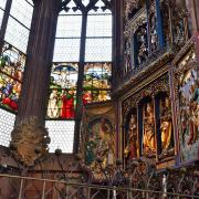 Vitraux et autel de la chapelle côté nord du déambulatoire