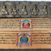 Volume tibétain, les textes sacrés sur feuillets sont enserrés entre deux planchettes