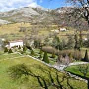 Vu depuis le chemin du Paradis, ancien chemin muletier, les jardins classiques...