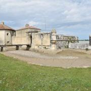 Vue côté Est. L'écluse à droite permettait de mettre le fossé en eau