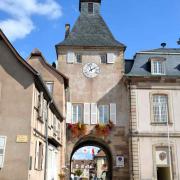 La porte dite de l'Hôtel de Ville ou de l'Horloge vue de l'extérieur de la Cité