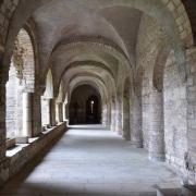 ...vue depuis le portail sud de l'église. A droite, le mur est décoré ...