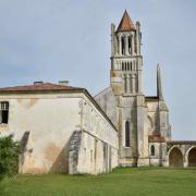 Vue du sud : le bâtiment des moines et l'église abbatiale