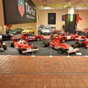 Vue générale des Ferrari  F1depuis l'entrée du musée
