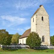 Vue nord-est. Un nid de cigognes coiffe l'édifice