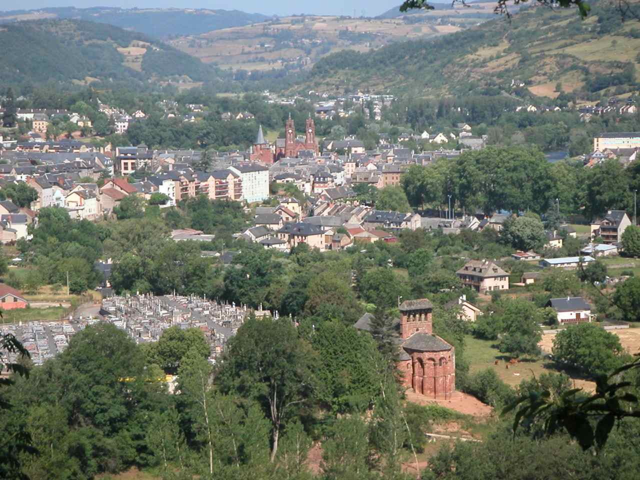 Vue sur Espalion en Aveyron et l'église romane de Perse