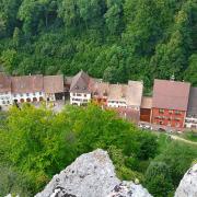 Vue sur Ferrette depuis le château-fort perché sur son nid d'aigle