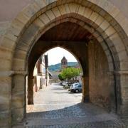 Vue sur l'église romane depuis le porche de la tour du Lion