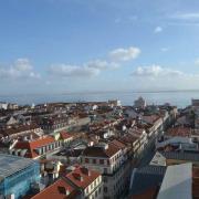 Vue sur l'église Sé, la place du Commerce et le Tage