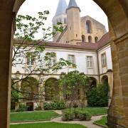 Vue sur la basilique au travers d'une arcade du cloître