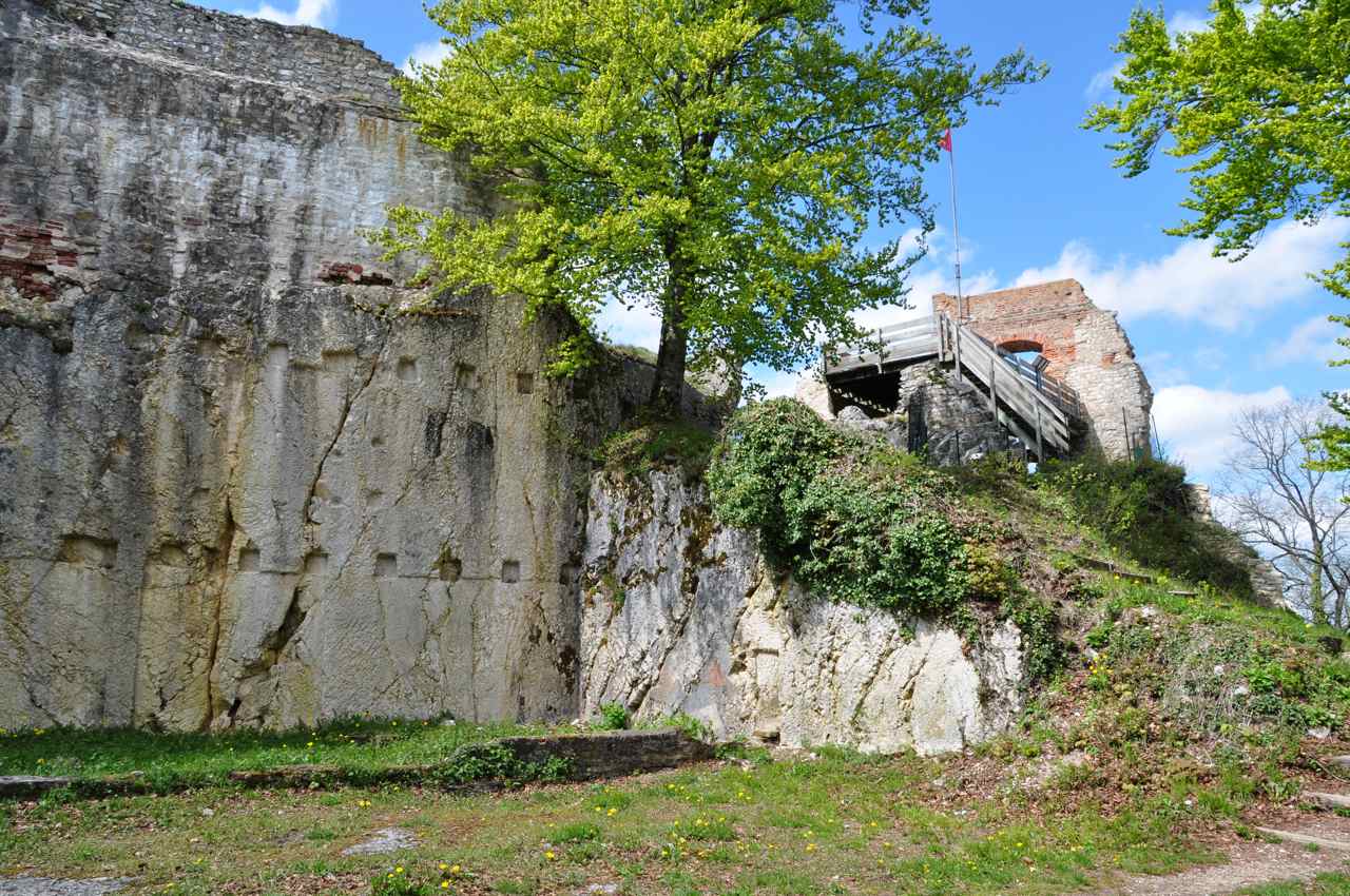 Vue sur le donjon d'habitation depuis le logis du XIIIe