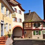 Vue sur le porche d'entrée depuis la rue de l'église