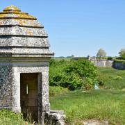 Vue sur les remparts et les fossés depuis une échauguette