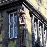 Zum Kragen, statue de bois polychrome en tenue renaissance-Rue des marchands